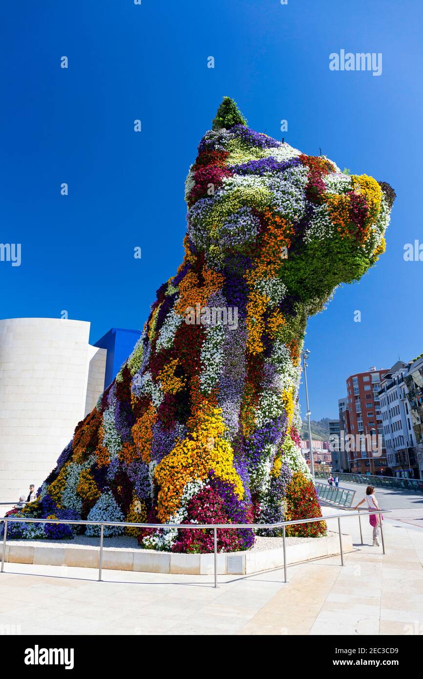 Europa, Spagna, Paesi Baschi, Bilbao, 'Puppy' (Floral West Highland Terrier) a guardia dell'ingresso al Museo Guggenheim Bilbao Foto Stock