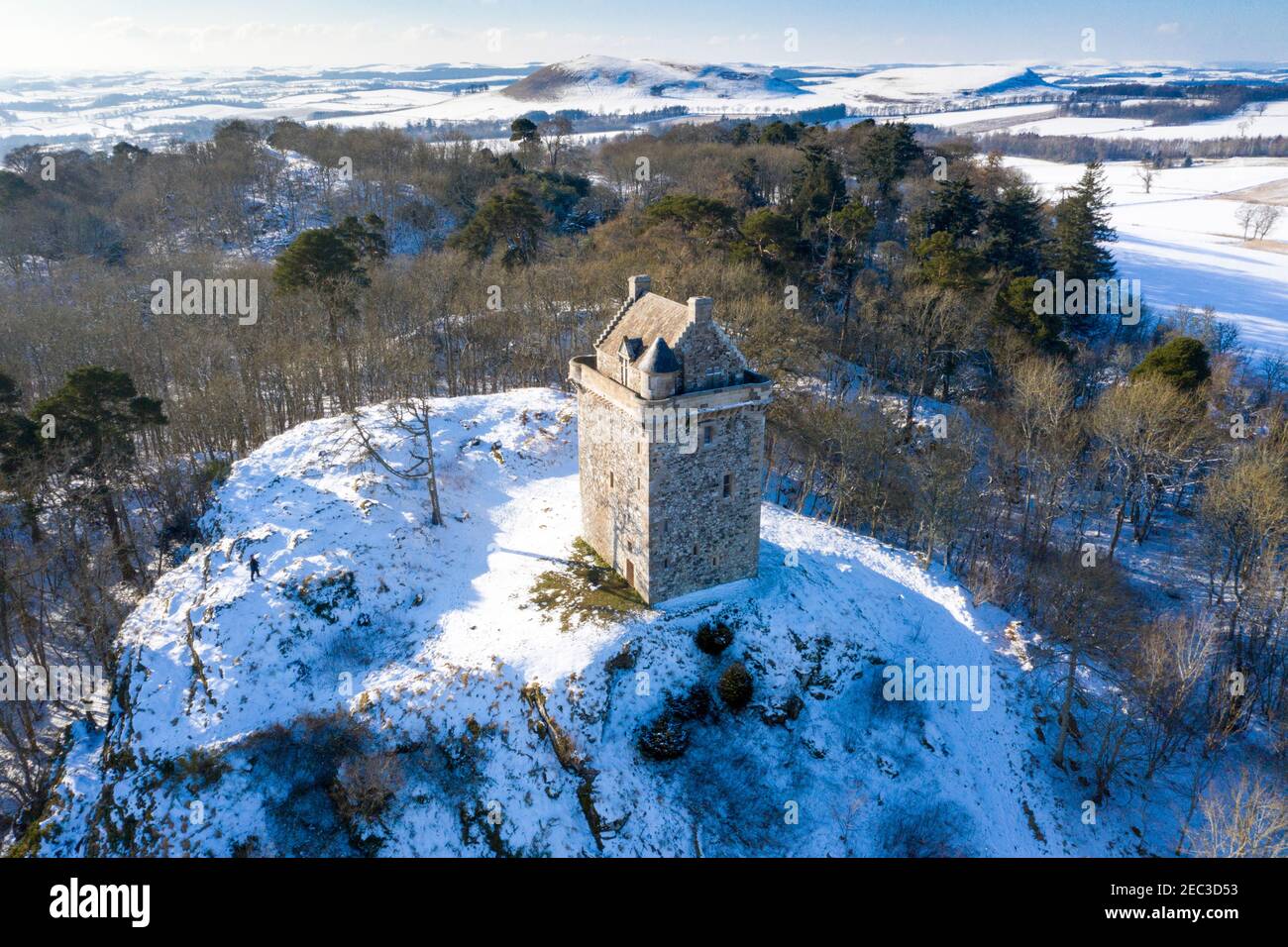 Veduta aerea del Castello di Fatlips una Torre di Peel di confine situata in cima a Minto Crags vicino ad Ancrum, confini scozzesi, Regno Unito. Foto Stock