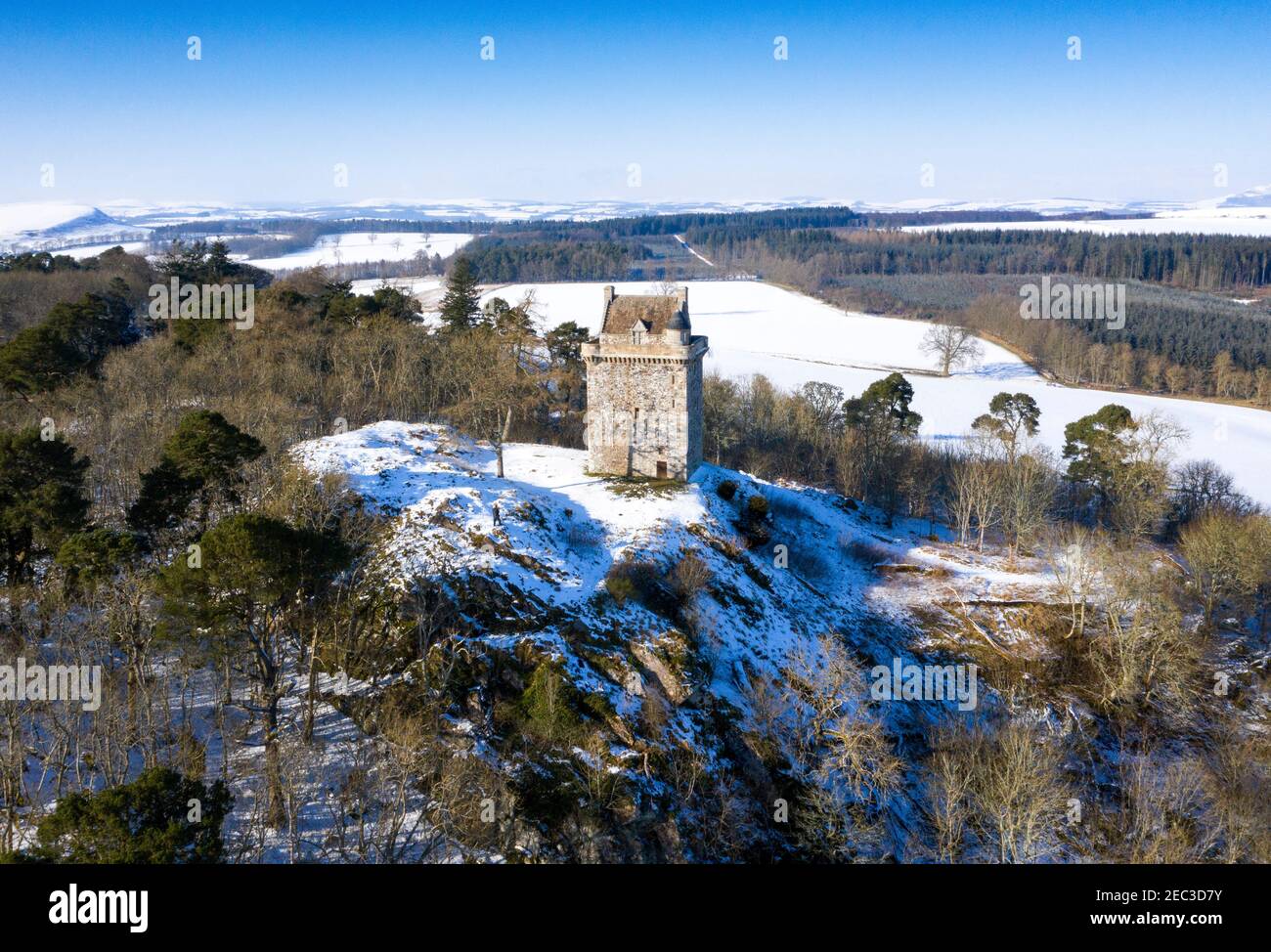 Veduta aerea del Castello di Fatlips una Torre di Peel di confine situata in cima a Minto Crags vicino ad Ancrum, confini scozzesi, Regno Unito. Foto Stock