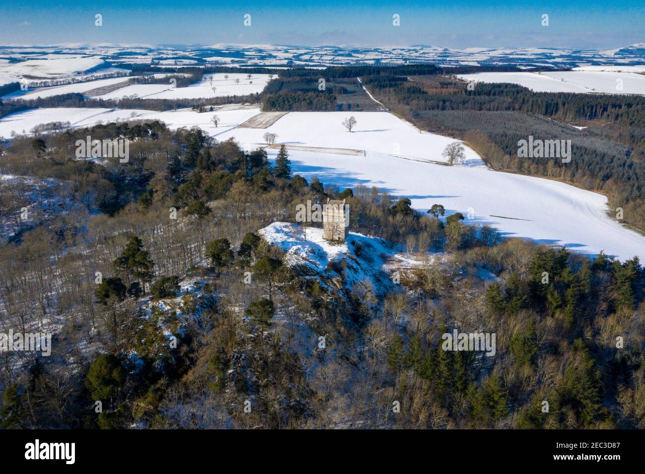 Veduta aerea del Castello di Fatlips una Torre di Peel di confine situata in cima a Minto Crags vicino ad Ancrum, confini scozzesi, Regno Unito. Foto Stock