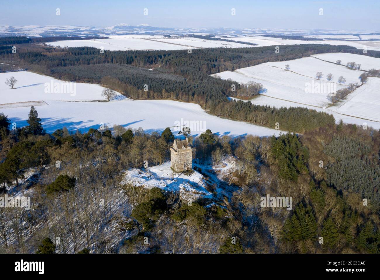 Veduta aerea del Castello di Fatlips una Torre di Peel di confine situata in cima a Minto Crags vicino ad Ancrum, confini scozzesi, Regno Unito. Foto Stock