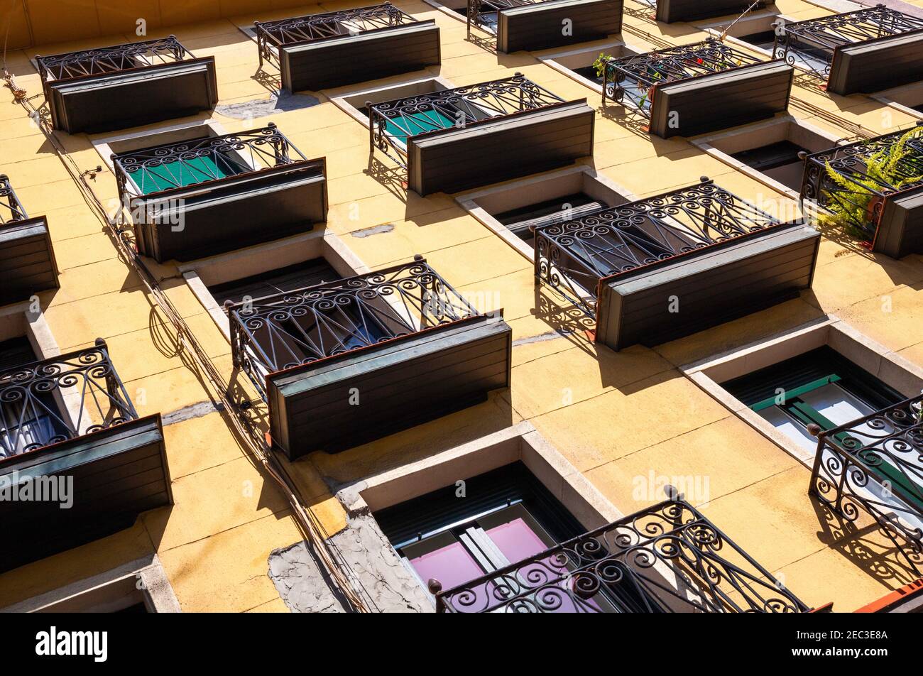 Europa, Spagna, Paesi Baschi, Bilbao, Appartamenti tradizionali con balconi vicino campo de Volantín Pasealekua Foto Stock