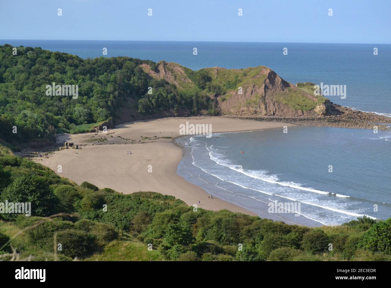 Cayton Bay - Summers Day - Seaside - Sandy Beach E Woods - Blue Sky e Sea - North Yorkshire - REGNO UNITO Foto Stock