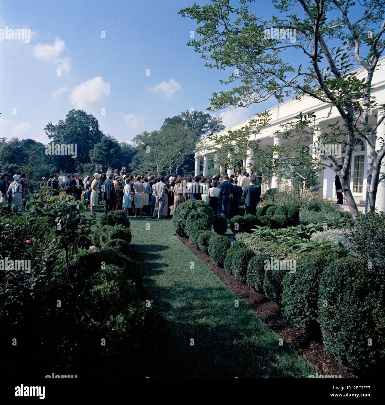 Visita dei partecipanti al seminario della Casa Bianca, alle 9:55. Gli studenti che partecipano al seminario estivo della Casa Bianca si riuniscono nel Giardino delle Rose per salutare il presidente John F. Kennedy. White House, Washington, D.C. [Fotografia di Harold Sellers] Foto Stock