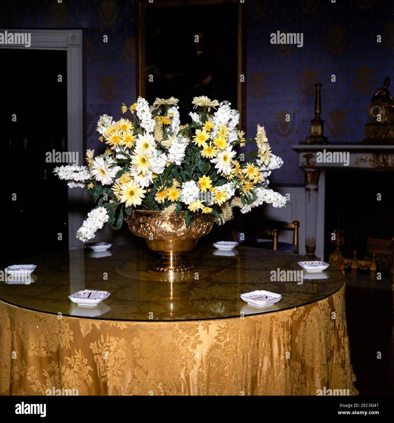 Pranzo in onore del principe Souvanna Phouma, primo ministro del Laos (impostazioni u0026 fiori). Vista di una sistemazione floreale nella Sala Blu della Casa Bianca, Washington, D.C., allestita per un pranzo in onore del primo Ministro del Laos, il Principe Souvanna Phouma. Foto Stock