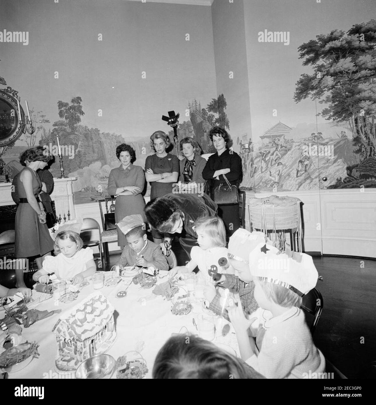 Festa di compleanno per Caroline Kennedy e John F. Kennedy, Jr. Caroline Kennedy (seduto al centro) visita con la nonna Janet Auchincloss, durante una festa di compleanno congiunta per lei e suo fratello John F. Kennedy, Jr.; Avery Hatcher, figlio del Segretario della Stampa associato, Andrew T. Hatcher, siede a sinistra di Caroline. Presidentu2019s Dining Room (Residence), Casa Bianca, Washington, D.C. Foto Stock