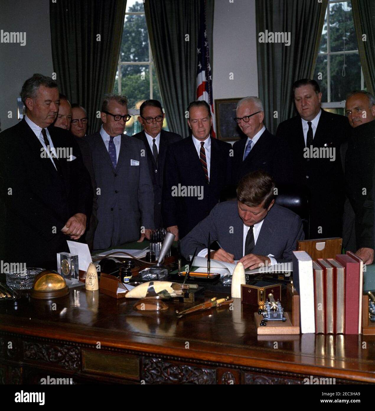 2996 legge pubblica 87-565, legge sull'assistenza estera, 10:29. Il presidente John F. Kennedy firma la legge sull'assistenza estera, S. 2996 legge pubblica 87-565. Guardando (L-R): Senatore John J. Sparkman (Alabama); rappresentante Wayne L. Hays dell'Ohio (parzialmente nascosto); rappresentante Walter H. Judd (Minnesota); senatore Everett Dirksen (Illinois); rappresentante Robert B. Chiperfield (Illinois); senatore Thomas H. Kuchel (California); rappresentante Francis E. Walter (Pennsylvania); rappresentante Thomas E. Morgan (Pennsylvania); Rappresentante Peter Frelinghuysen, Jr. (New Jersey). Offerte ovali Foto Stock