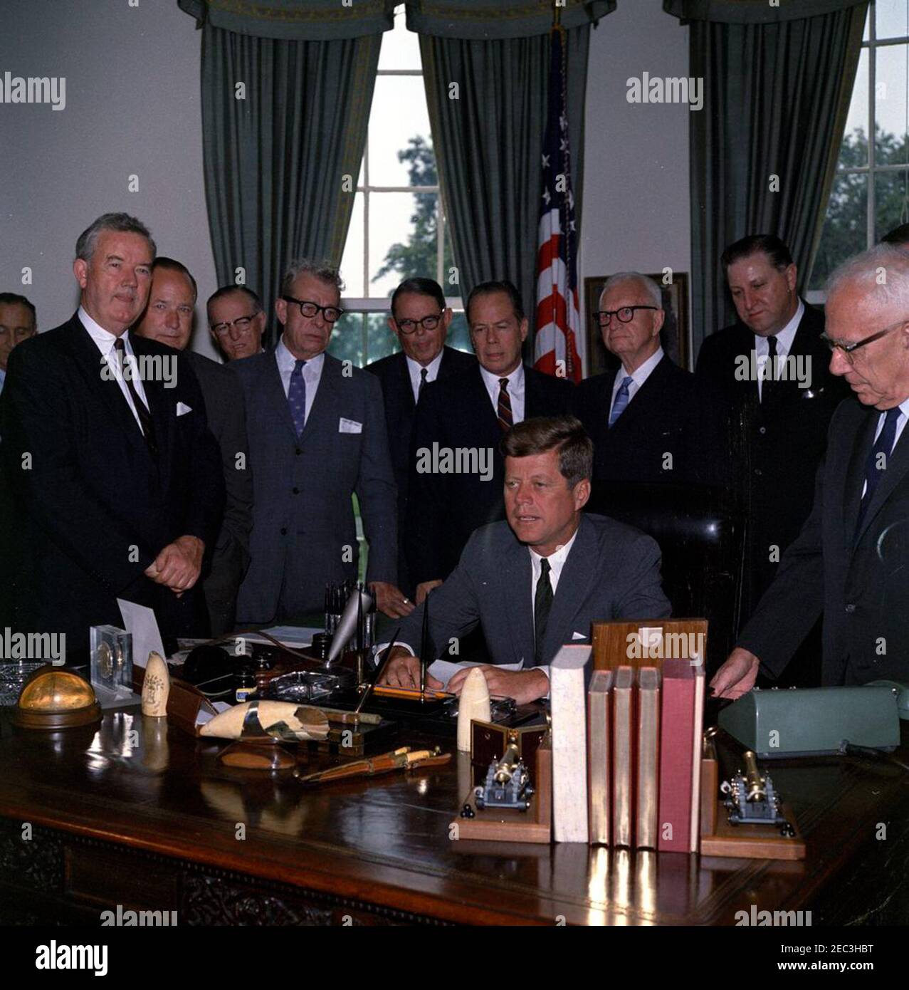 2996 legge pubblica 87-565, legge sull'assistenza estera, 10:29. Il presidente John F. Kennedy ha espresso le sue osservazioni dopo la firma della legge sull'assistenza estera, S. 2996 legge pubblica 87-565. Guardando (L-R): Senatore Mike Mansfield del Montana (sullo sfondo); senatore John J. Sparkman (Alabama); rappresentante Wayne L. Hays (Ohio); rappresentante Walter H. Judd (Minnesota); senatore Everett Dirksen (Illinois); rappresentante Robert B. Chiperfield (Illinois); senatore Thomas H. Kuchel (California); rappresentante E. Francis Morgan (Pennsylvania); senatore Walter E. Foto Stock