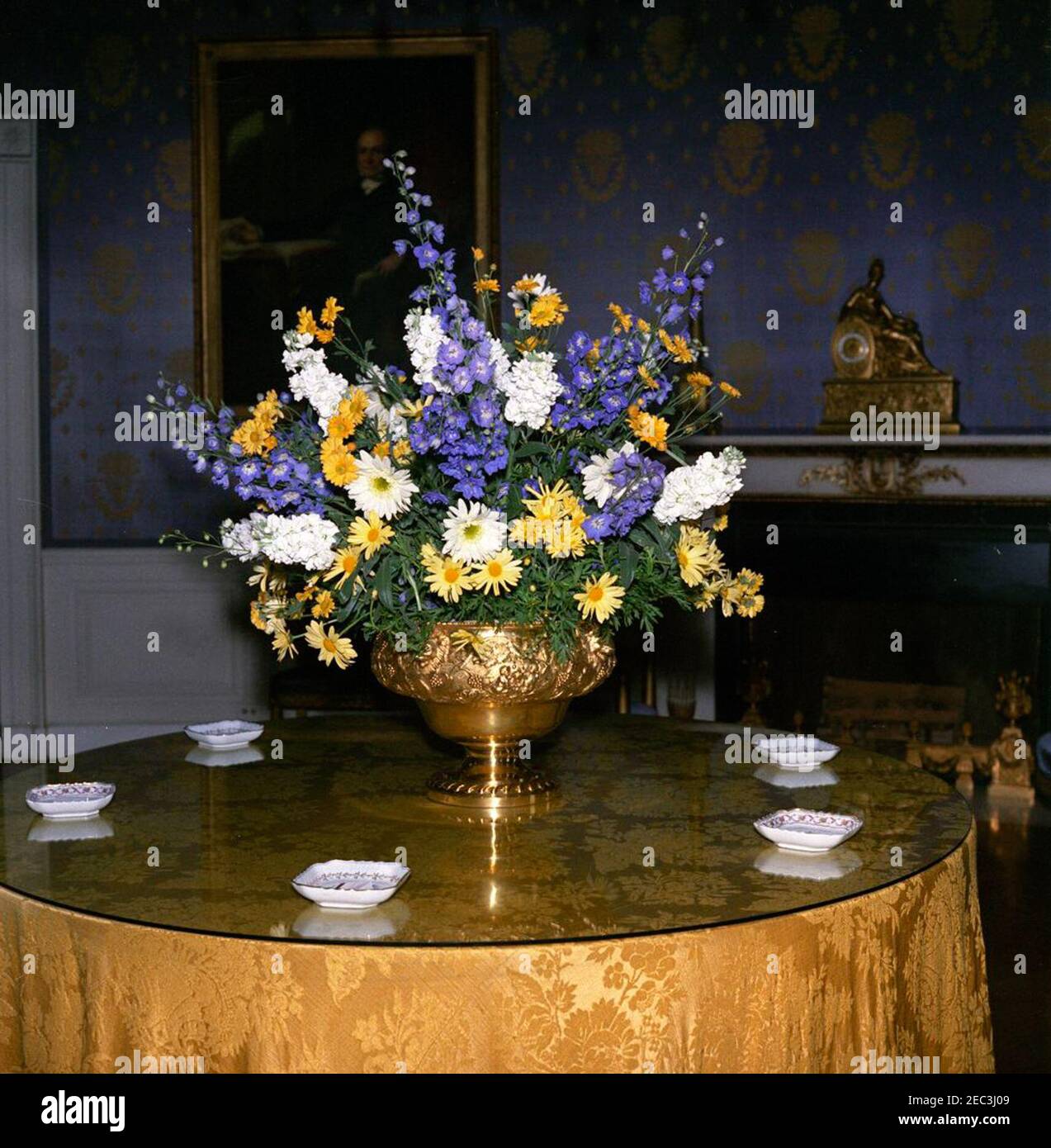 Luncheon per California Editori ed Editori, 13:00 PM. Vista di una disposizione floreale allestita nella Blue Room per un pranzo in onore di editori e editori della California. White House, Washington, D.C. Foto Stock