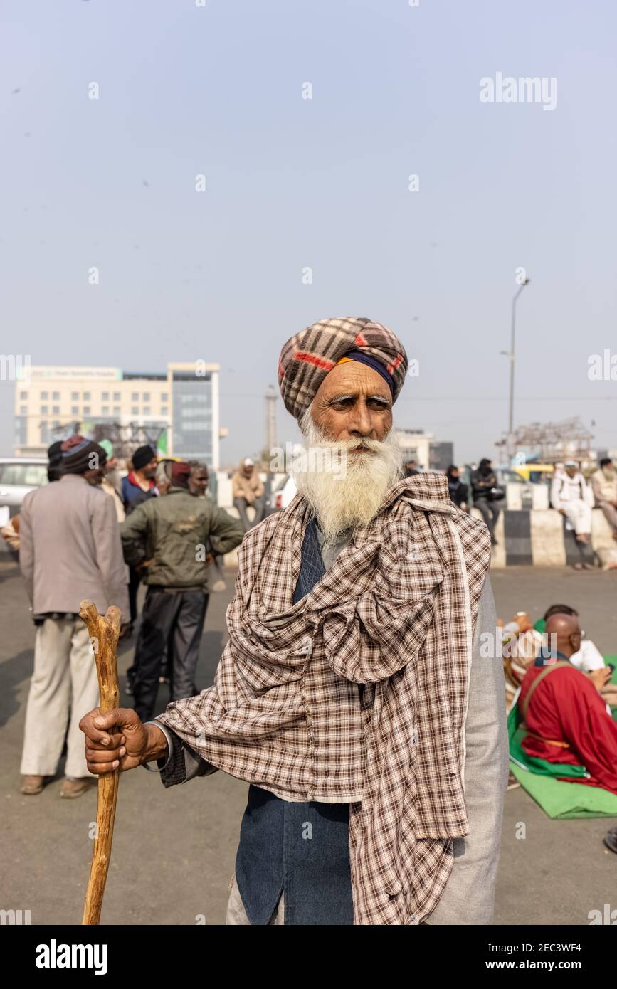 GHAZIABAD, UTTAR PRADESH, INDIA - GENNAIO 2021 : Ritratto di indiano Sikh maschio con turbano colorato che partecipa alla protesta contadina al confine di Ghazipur. Foto Stock