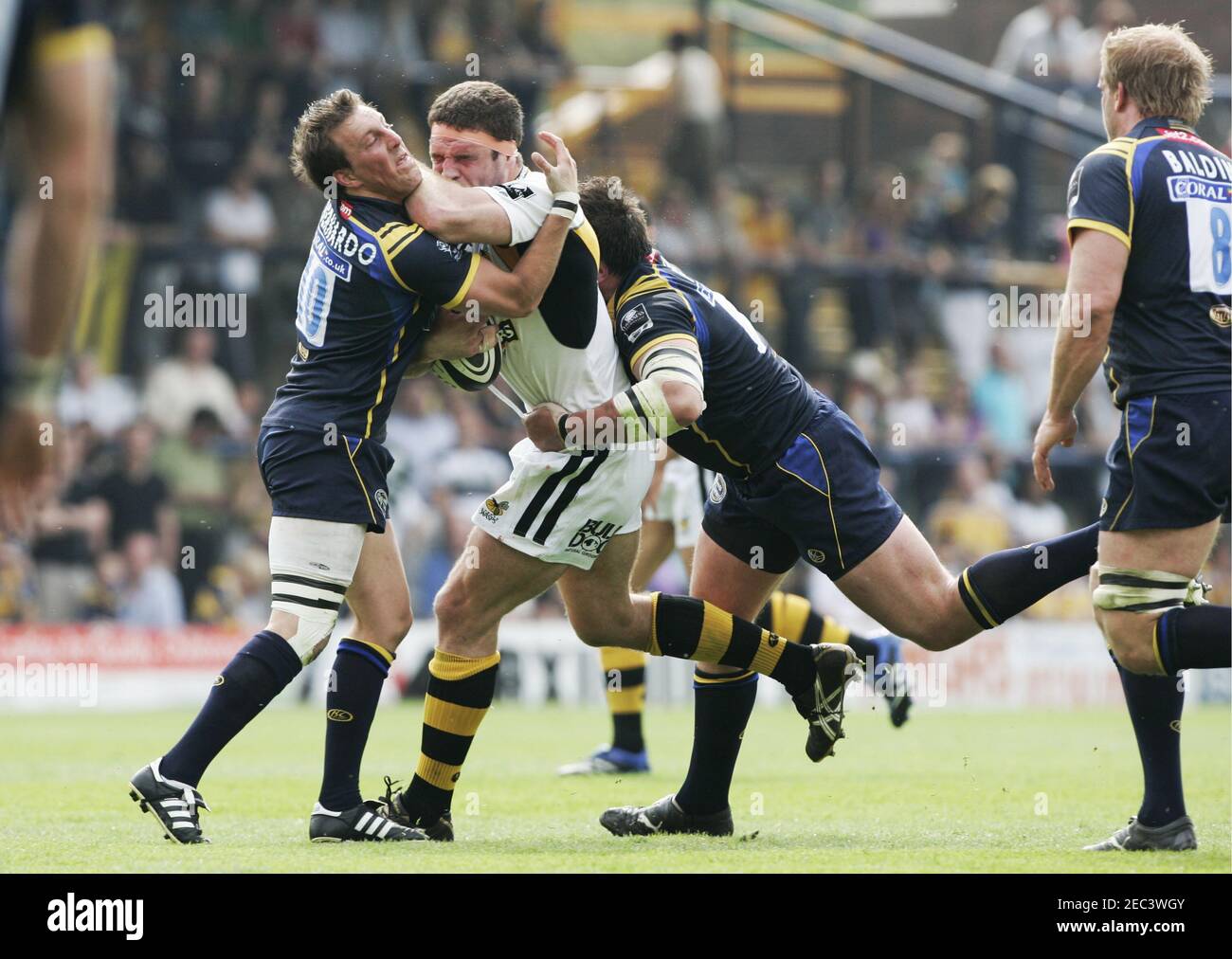Rugby Union - Leeds Carnegie / London Wasps Guinness Premiership - Headingley Carnegie - 10/5/08 Joe Worsley - London Wasps in azione contro Alberto di Bernardo - Leeds Carnegie (L) Mandatory Credit: Action Images / Lee Smith Foto Stock