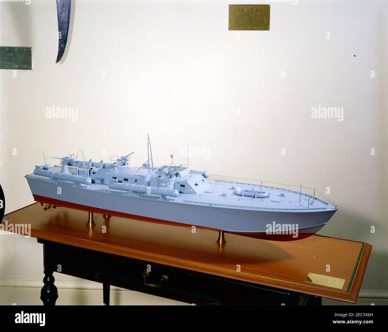 Modello di imbarcazione PT 109. Un modello di PT Boat 109, presentato al presidente John F. Kennedy dai rappresentanti del Washington International Boat and Sport Show, è esposto nella Fish Room, White House, Washington, D.C. [vedi anche MO 63.1212, u201cModello di PT 109.u201d] Foto Stock