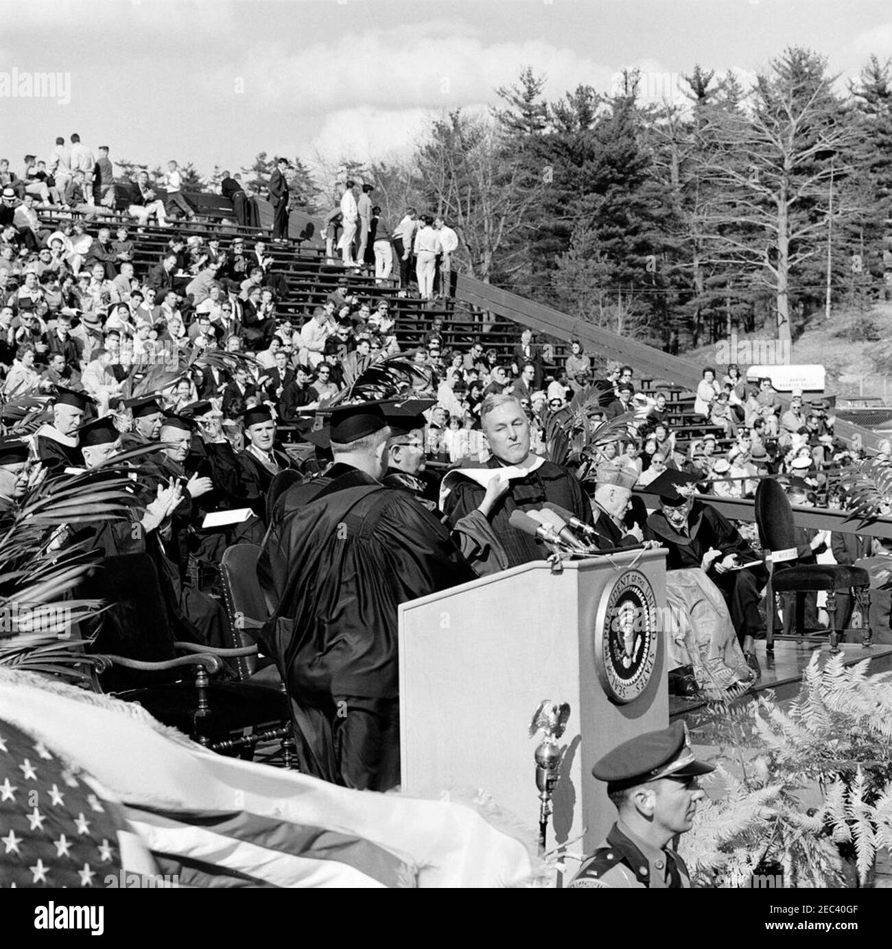 Viaggio a Boston: Discorso del Presidente Kennedyu0027s alle cerimonie centenarie del Boston College. Cardinale Cushing, Arcivescovo di Boston; Governatore Endicott Peabody del Massachusetts; Nathan M. Pusey, Presidente dell'Università di Harvard; Edward M. Kennedy (EMK). Il presidente dell'Università di Harvard, Dr. Nathan M. Pusey, riceve una laurea onoraria in lettere umane in una cerimonia di convocazione che commemorava il centenario del Boston College; il presidente John F. Kennedy (non illustrato) ha tenuto un discorso per l'occasione. Quelli raffigurati includono: Il rappresentante Edward P. Boland (Massachusetts); la preparazione Foto Stock