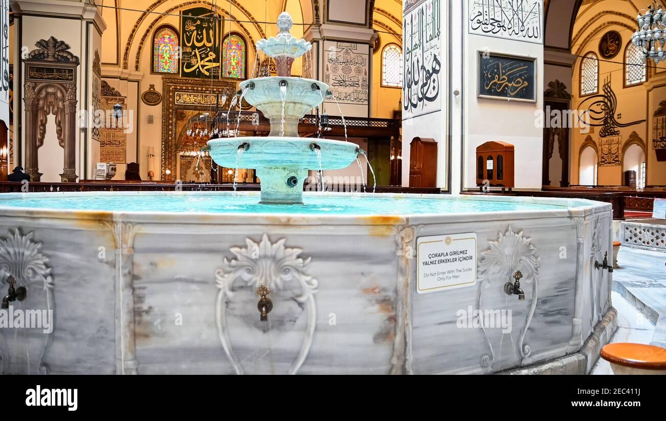 BURSA, TURCHIA - 10 DICEMBRE 2020: Una fontana con vista interna per lavare i piedi della Grande Moschea o Ulu Cami a Bursa, Turchia. La Grande Moschea e' la piu' grande Foto Stock