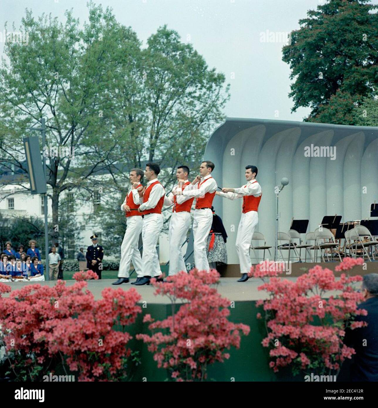 First Lady Jacqueline Kennedyu0027s (JBK) programma musicale per giovani, 14:10. I membri del Berea (Kentucky) College Country Dancers si esibiscono sul palco durante la sesta puntata di First Lady Jacqueline Kennedyu2019s Musical Programs for Youth by Youth. I musicisti della Central Kentucky Youth Symphony Orchestra sono seduti vicino al palco a sinistra; l'orchestra si è esibita anche in occasione dell'evento che si è tenuto sul South Lawn of the White House, Washington, D.C. Foto Stock