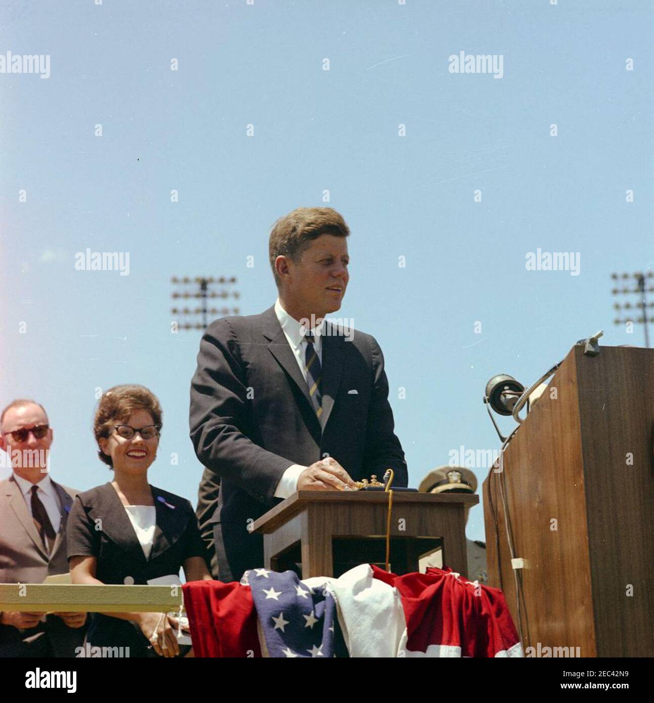 Viaggio in Tennessee e Alabama: Arrivo, moto, e Indirizzo al programma Founderu2019s Day, Vanderbilt University, Nashville Tennessee. Durante una cerimonia del Founderu0027s Day presso l'Università di Vanderbilt, il presidente John F. Kennedy preme una chiave del telegrafo d'oro che esploderà a distanza la prima carica di dinamite presso il corpo dell'esercito degli Stati Uniti, il sito di costruzione della diga di Cordell Hull sul fiume Cumberland, nella vicina Carthage, Tennessee. Il Presidente Kennedy ha pronunciato un discorso durante la cerimonia per commemorare il 90° anniversario della fondazione dell'universityu0027s e il 30° anniversario Foto Stock