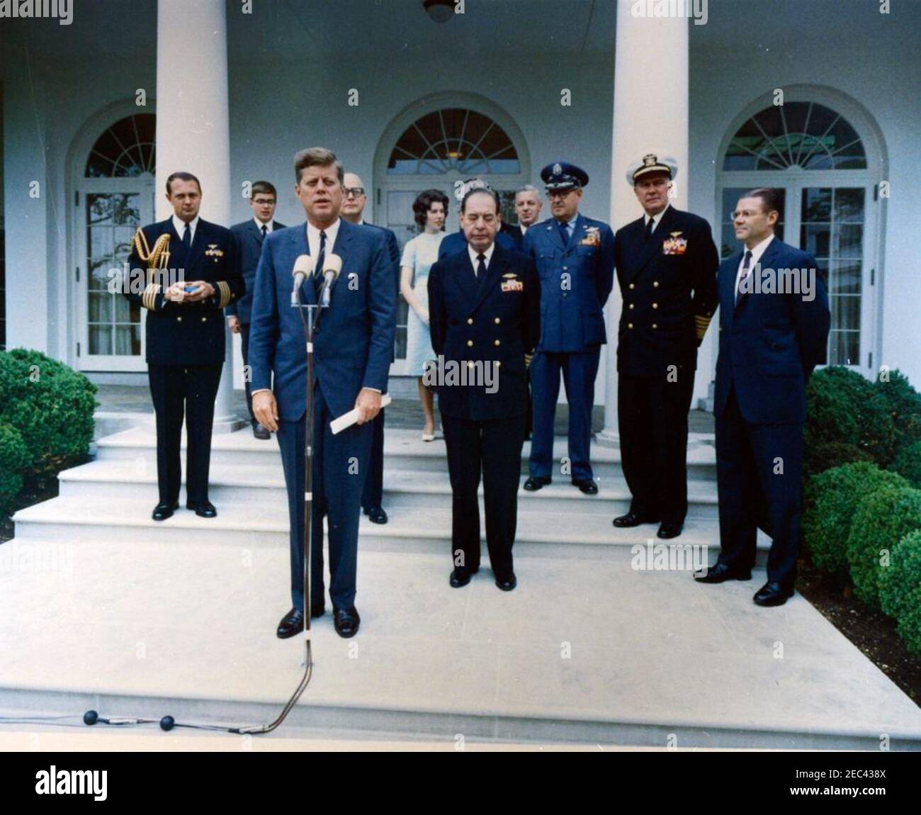 Presentazione della Medaglia di servizio distinta (DSM) all'ADM. Robert Dennison, 12:00 PM. Il presidente John F. Kennedy ha espresso le sue osservazioni alla presentazione della Distinguished Service Medal (DSM) per il ritiro dell'ammiraglio della Marina degli Stati Uniti, Robert L. Dennison. Da sinistra a destra: Naval Aide al presidente, Capitano Tazewell Shepard; ragazzo non identificato (dietro); Presidente Kennedy (ai microfoni); Segretario della Marina, Fred Korth (sopra la spalla del Presidente 2019s); ragazza non identificata (dietro); Ammiraglio Dennison; uomo non identificato (dietro); Capo del personale dell'aviazione militare degli Stati Uniti, il generale Curtis E. le Foto Stock