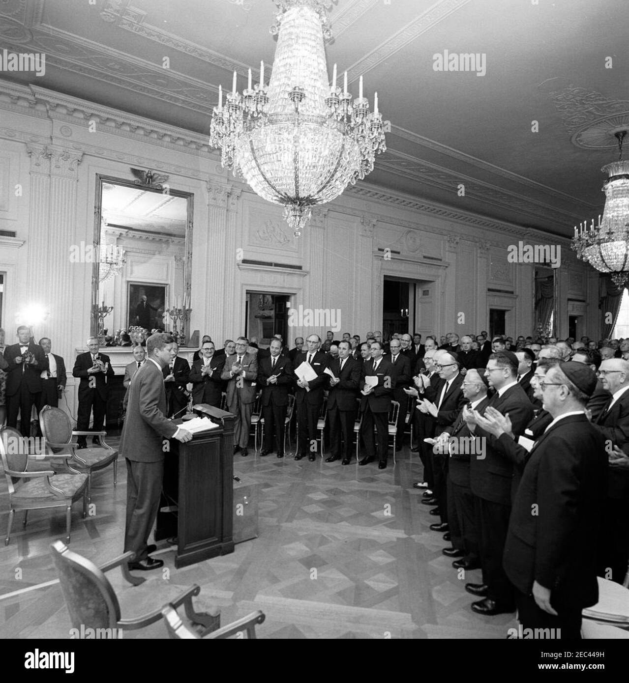 Visita di leader cattolici, protestanti, ortodossi, quaker ed ebrei, 16:20. Il presidente John F. Kennedy (a sinistra, al leggio) incontra un gruppo di leader cattolici, protestanti, ortodossi, Quaker ed ebrei per quanto riguarda i diritti civili. Camera Est, Casa Bianca, Washington, D.C. Foto Stock