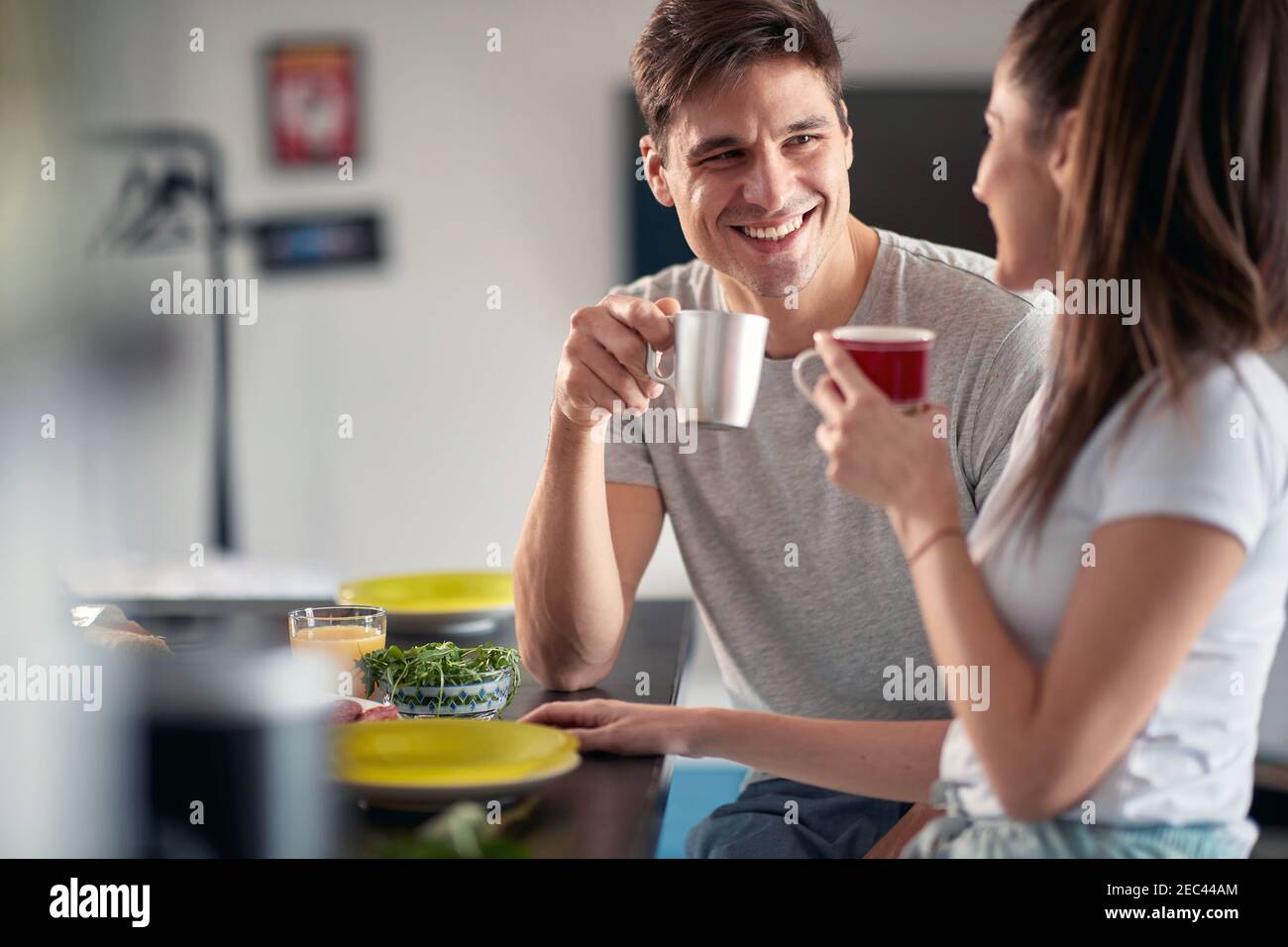 Giovane coppia che ha la colazione insieme a casa Foto Stock