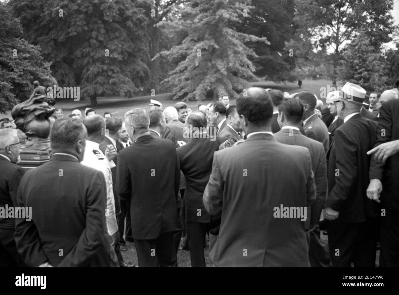 Presentazione del Trofeo Collier 1961 alle 11:30. Il presidente John F. Kennedy (centro a sinistra, in folla) visita con gli ospiti in seguito alla presentazione del Trofeo Robert J. Collier 1961; il presidente Kennedy ha presentato il trofeo a quattro piloti X-15 per conto della National Aeronautic Association (NAA). Anche nella foto: vincitori trofeo, il maggiore Robert M. Bianco (U.S.A. Air Force), A. Scott Crossfield (North American Aviation), Joseph A. Walker (National Aeronautics and Space Administration), e Comandante Forrest S. Petersen (U.S. Navy); corrispondente della Casa Bianca per la Washington Star, Garnett D. Horne Foto Stock