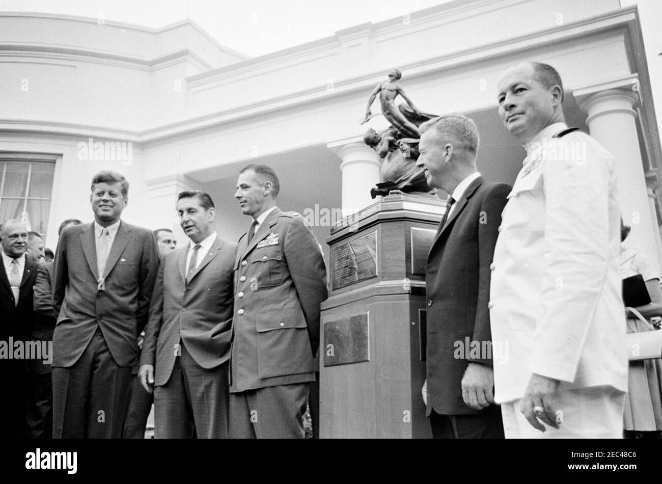 Presentazione del Trofeo Collier 1961 alle 11:30. Il presidente John F. Kennedy si trova ai vincitori del Trofeo Robert J. Collier 1961; il presidente Kennedy ha presentato il trofeo a quattro piloti X-15 per conto della National Aeronautic Association (NAA). Da sinistra a destra: Presidente Kennedy; A. Scott Crossfield (North American Aviation); Major Robert M. White (U.S.A. Air Force); Joseph A. Walker (Amministrazione Nazionale Aeronautica e spaziale); Comandante Forrest S. Petersen (U.S.A. Navy). L'agente del Servizio segreto della Casa Bianca, Walt Coughlin, si trova a sinistra sullo sfondo. West Wing Lawn, Casa Bianca, Washin Foto Stock