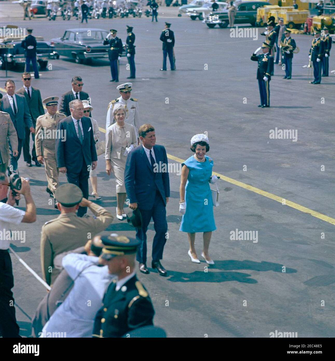 Cerimonia di arrivo per Carlos Julio Arosemena Monroy, Presidente dell'Ecuador, ore 11. Il presidente John F. Kennedy (cappello) e Rose Fitzgerald Kennedy arrivano all'aeroporto nazionale di Washington per la cerimonia di arrivo in onore del presidente della Repubblica dell'Ecuador, Dr. Carlos Julio Arosemena Monroy. Anche nella foto: Sotto il Segretario di Stato degli Stati Uniti, George Ball; Ruth Murdoch Ball; comandante del corpo dei Marine degli Stati Uniti, generale David M. Shoup; Zola Shoup; Naval Aide al Presidente Kennedy, Capitano Tazewell T. Shepard, Jr.; Assistente Capo del protocollo per visite ed eventi pubblici degli Stati Uniti, Samuel L. K Foto Stock