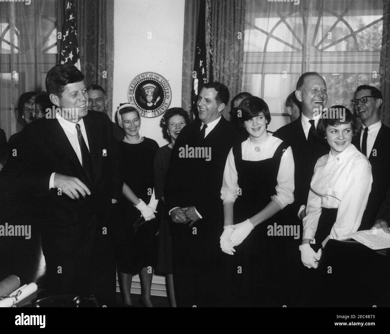 Cerimonia di giuramento di James Reed, Segretario aggiunto del Tesoro, ore 12:25. Il presidente John F. Kennedy (all'estrema sinistra) e gli ospiti ridono durante la cerimonia di giuramento per l'Assistente Segretario del Tesoro James A. Reed. Il Segretario aggiunto Reed (a destra del Presidente Kennedy) si trova con le sue figlie, Candace Reed e Susan H. Reed (ordine indeterminato), e il Segretario del Tesoro C. Douglas Dillon (terzo da destra). Sala armadio, Casa Bianca, Washington, D.C. Foto Stock Cerimonia di giuramento di James Reed, Segretario aggiunto del Tesoro, ore 12:25. Il presidente John F. Kennedy (all'estrema sinistra) e gli ospiti ridono durante la cerimonia di giuramento per l'Assistente Segretario del Tesoro James A. Reed. Il Segretario aggiunto Reed (a destra del Presidente Kennedy) si trova con le sue figlie, Candace Reed e Susan H. Reed (ordine indeterminato), e il Segretario del Tesoro C. Douglas Dillon (terzo da destra). Sala armadio, Casa Bianca, Washington, D.C. Foto Stock