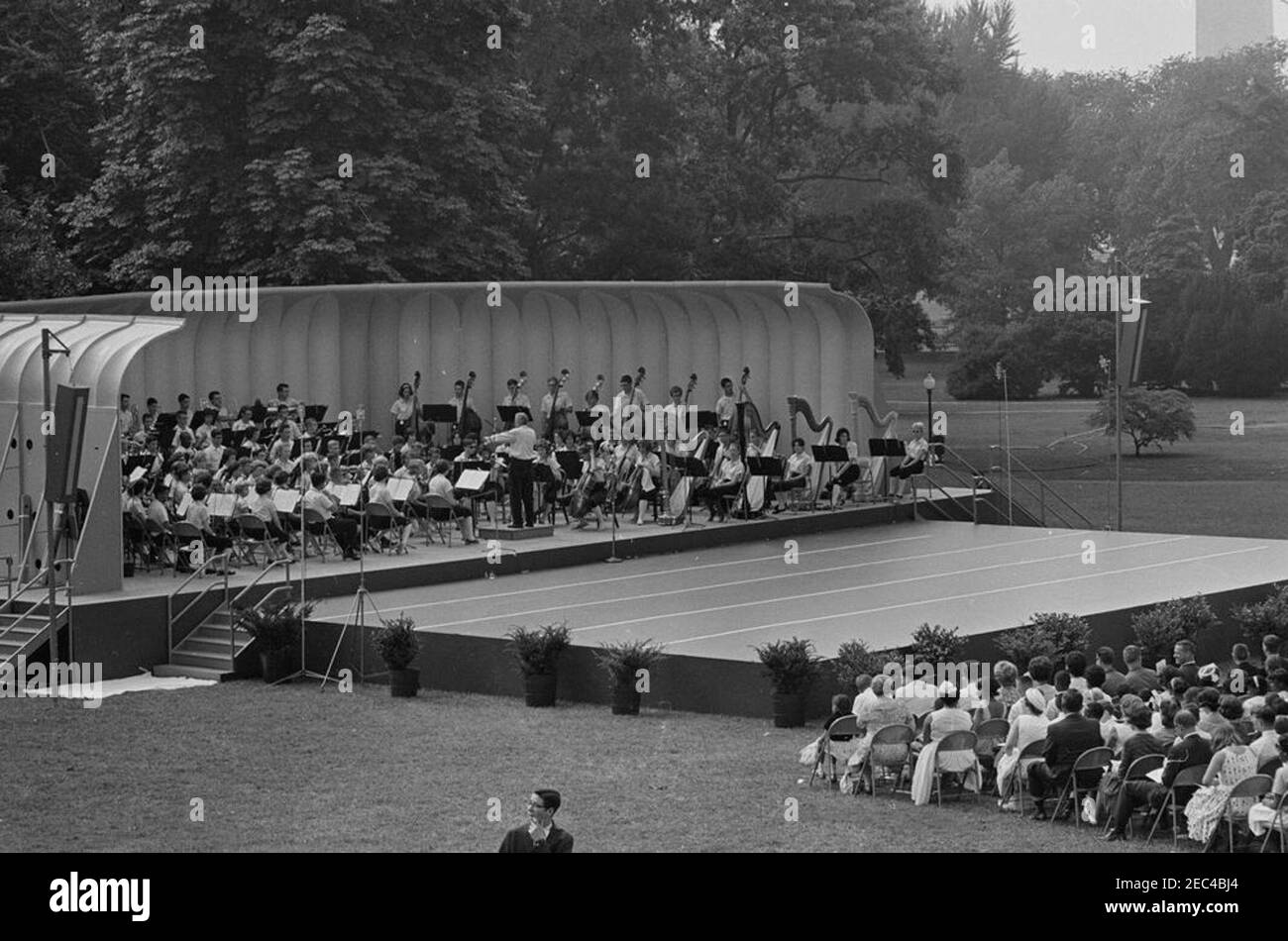 First Lady Jacqueline Kennedyu0027s (JBK) programma musicale per la gioventù, 10:35. I membri della National High School Symphony Orchestra del National Music Camp di Interlochen, Michigan, si esibiscono sul South Lawn durante la quarta serie di programmi musicali per giovani della First Lady Jacqueline Kennedyu0027s; Il presidente del National Music Camp, Dr. Joseph E. Maddy (in tribuna, con ritorno alla telecamera), dirige l'orchestra. White House, Washington, D.C. Foto Stock