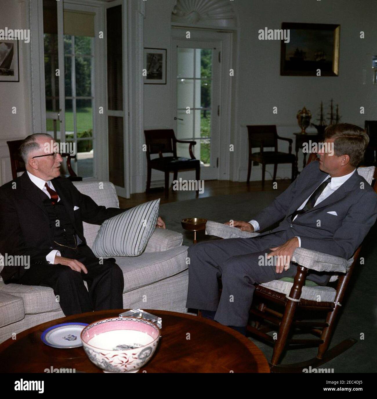 Incontro con H. Ladd Plumley, presidente della Camera di Commercio degli Stati Uniti, alle 10:37. Il presidente John F. Kennedy (in sedia a dondolo) incontra il presidente della Camera di Commercio degli Stati Uniti, H. Ladd Plumley. Ufficio ovale, Casa Bianca, Washington, D.C. Foto Stock
