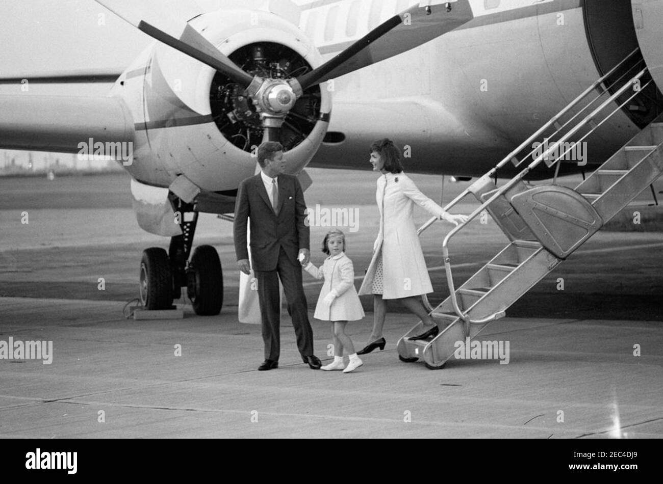 Arrivo della First Lady Jacqueline Kennedy (JBK) u0026 Caroline Kennedy (CBK) dall'Italia. Il presidente John F. Kennedy saluta First Lady Jacqueline Kennedy (scendendo dall'aereo u0022Carolineu0022) e Caroline Kennedy al loro arrivo alla Stazione aerea navale di Quonset Point dall'Italia. North Kingstown, Rhode Island. Foto Stock