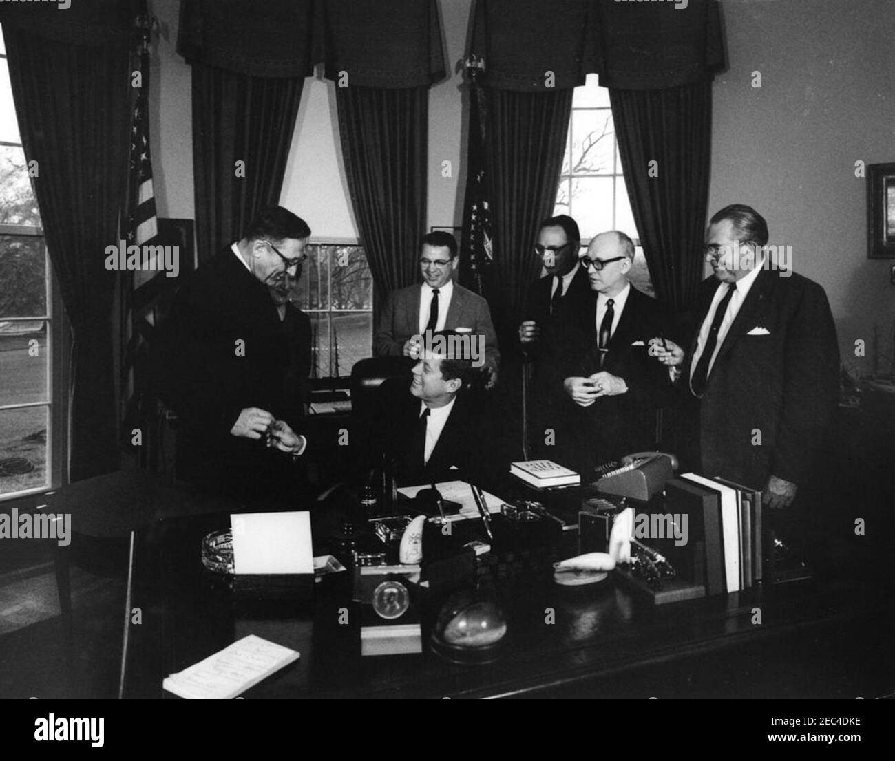 Bill Signing u2013 HR 2470, un disegno di legge per creare un Lincoln Boyhood National Memorial nello stato dell'Indiana, 10:15. Il presidente John F. Kennedy consegna una penna al congressista Fred Schwengel dell'Iowa durante la cerimonia di firma per l'HR 2470, un disegno di legge per autorizzare la creazione del Lincoln Boyhood National Memorial in Indiana. Guardando sopra sono (L-R): Il congressista Schwengel; Isadora Skora, uno studioso di Lincoln da Evansville, Indiana; il senatore Vance Hartke (Indiana); William A. Koch, uomo d'affari dell'Indiana; Roy T. Combs, presidente della Fondazione Lincoln dell'Indiana; e il congressman Winfield K. Denton (Indiana). Rev Foto Stock