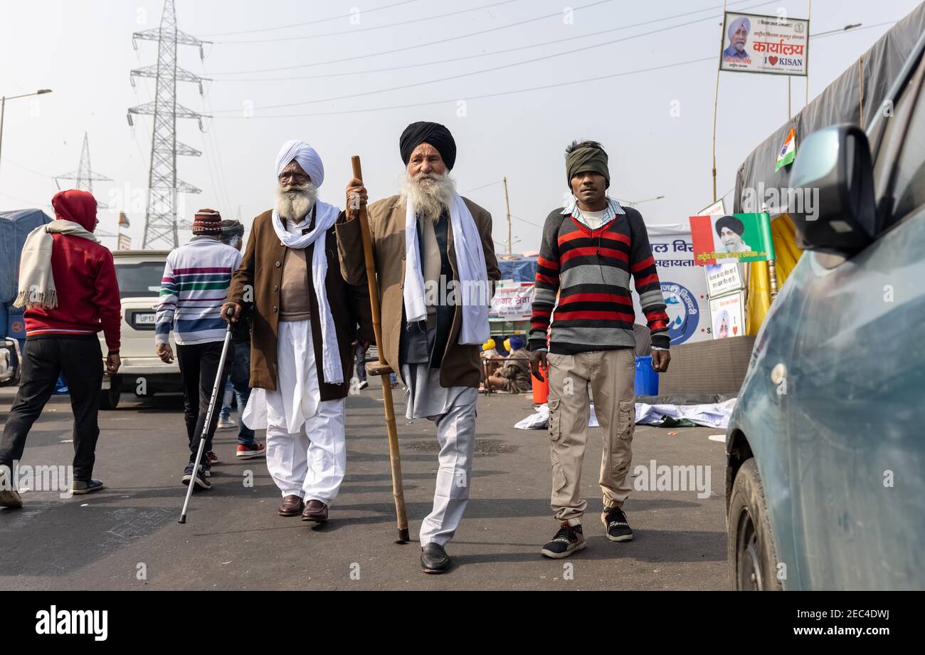 GHAZIABAD, UTTAR PRADESH, INDIA - GENNAIO 2021 : Ritratto di indiano Sikh maschio con turbano colorato che partecipa alla protesta contadina al confine di Ghazipur. Foto Stock