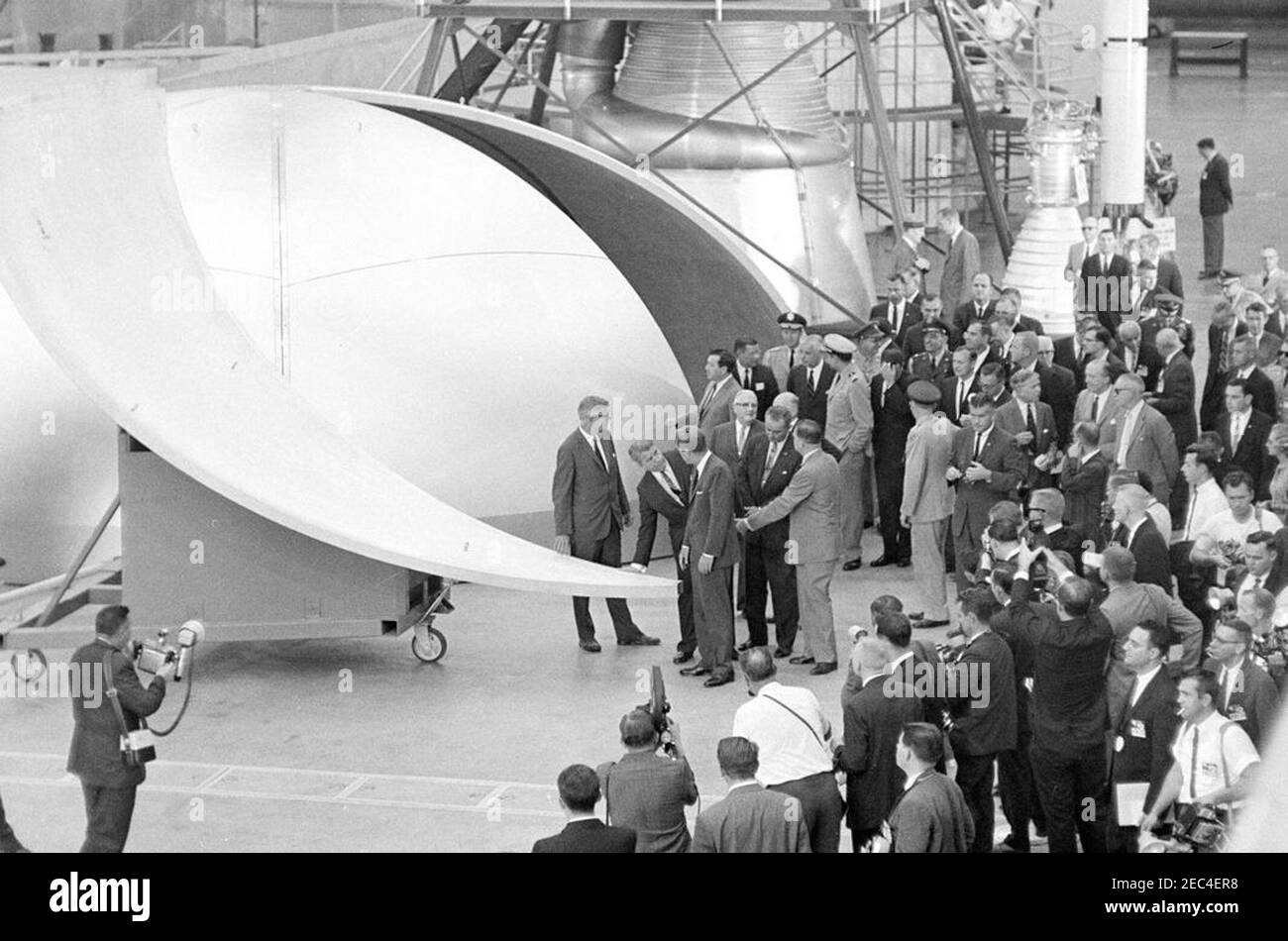 Visita delle installazioni della NASA: Huntsville Alabama, Redstone Army Airfield e George C. Marshall Space Flight Center, 9:35. Il presidente John F. Kennedy (centro, di fronte) fa un tour del George C. Marshall Space Flight Center (MSFC) all'Arsenal di Redstone, Huntsville, Alabama; il direttore del MSFC, il Dr. Wernher von Braun (centro a sinistra), informa il presidente Kennedy. Anche nella foto: Amministratore della National Aeronautics and Space Administration (NASA), Dr. James E. Webb; Amministratore associato della NASA, Dr. Robert C. Seamans, Jr.; Vice Presidente Lyndon B. Johnson; Senatore Alexander Wiley (Wiscon Foto Stock Visita delle installazioni della NASA: Huntsville Alabama, Redstone Army Airfield e George C. Marshall Space Flight Center, 9:35. Il presidente John F. Kennedy (centro, di fronte) fa un tour del George C. Marshall Space Flight Center (MSFC) all'Arsenal di Redstone, Huntsville, Alabama; il direttore del MSFC, il Dr. Wernher von Braun (centro a sinistra), informa il presidente Kennedy. Anche nella foto: Amministratore della National Aeronautics and Space Administration (NASA), Dr. James E. Webb; Amministratore associato della NASA, Dr. Robert C. Seamans, Jr.; Vice Presidente Lyndon B. Johnson; Senatore Alexander Wiley (Wiscon Foto Stock