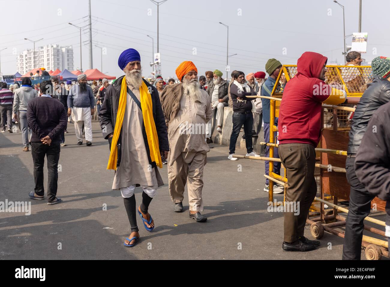 GHAZIABAD, UTTAR PRADESH, INDIA - GENNAIO 2021 : Ritratto di indiano Sikh maschio con turbano colorato che partecipa alla protesta contadina al confine di Ghazipur. Foto Stock