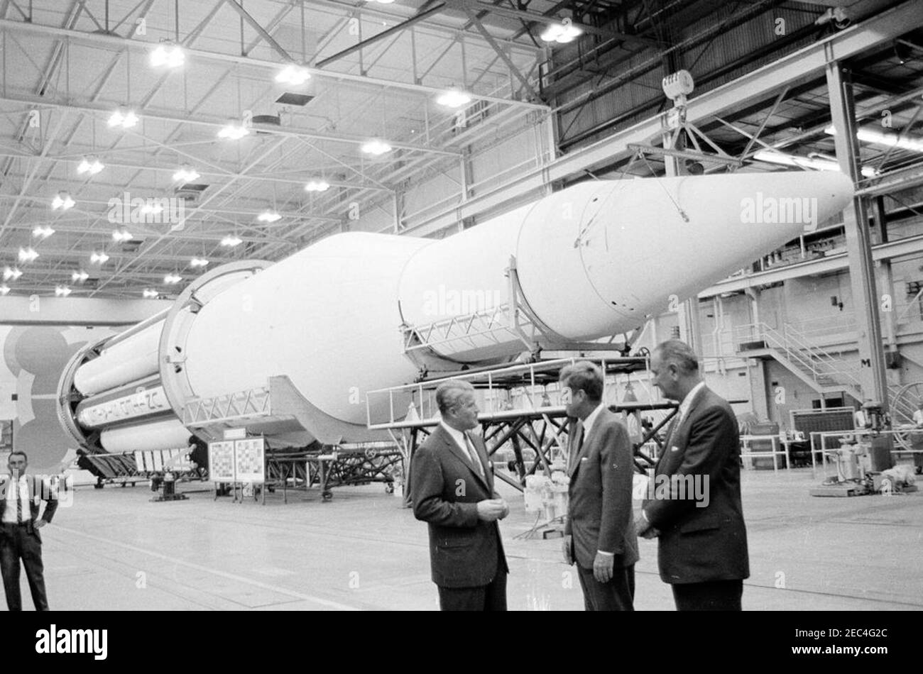 Visita delle installazioni della NASA: Huntsville Alabama, Redstone Army Airfield e George C. Marshall Space Flight Center, 9:35. Il presidente John F. Kennedy parla con il direttore del George C. Marshall Space Flight Center (MSFC), Dr. Wernher von Braun (centro), durante un tour del MSFC all'Arsenal di Redstone, Huntsville, Alabama; il vice presidente Lyndon B. Johnson si trova a destra. Il razzo Saturno C-1 si trova sullo sfondo. Il presidente Kennedy ha visitato il MSFC come parte di un tour di due giorni delle installazioni sul campo della National Aeronautics and Space Administration (NASA). Foto Stock Visita delle installazioni della NASA: Huntsville Alabama, Redstone Army Airfield e George C. Marshall Space Flight Center, 9:35. Il presidente John F. Kennedy parla con il direttore del George C. Marshall Space Flight Center (MSFC), Dr. Wernher von Braun (centro), durante un tour del MSFC all'Arsenal di Redstone, Huntsville, Alabama; il vice presidente Lyndon B. Johnson si trova a destra. Il razzo Saturno C-1 si trova sullo sfondo. Il presidente Kennedy ha visitato il MSFC come parte di un tour di due giorni delle installazioni sul campo della National Aeronautics and Space Administration (NASA). Foto Stock