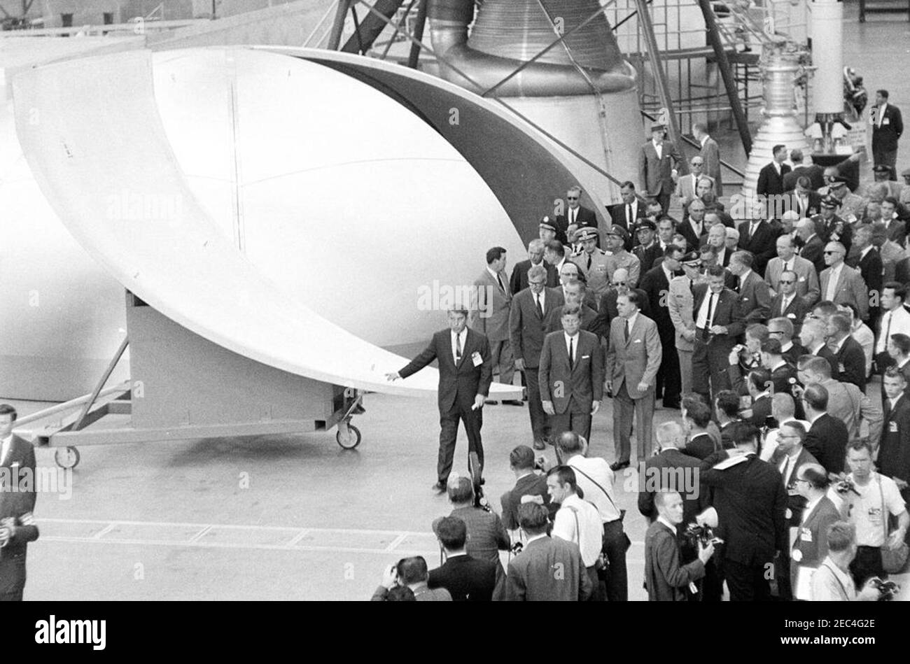 Visita delle installazioni della NASA: Huntsville Alabama, Redstone Army Airfield e George C. Marshall Space Flight Center, 9:35. Il presidente John F. Kennedy visita il George C. Marshall Space Flight Center (MSFC) all'Arsenal di Redstone, Huntsville, Alabama; il direttore del MSFC, Dr. Wernher von Braun, cammina a sinistra del presidente Kennedy. Inoltre, nella foto: Amministratore della National Aeronautics and Space Administration (NASA), Dr. James E. Webb; Vice Presidente Lyndon B. Johnson; Amministratore associato della NASA, Dr. Robert C. Seamans, Jr.; Senatore Alexander Wiley (Wisconsin); Segretario della Difesa, R. Foto Stock Visita delle installazioni della NASA: Huntsville Alabama, Redstone Army Airfield e George C. Marshall Space Flight Center, 9:35. Il presidente John F. Kennedy visita il George C. Marshall Space Flight Center (MSFC) all'Arsenal di Redstone, Huntsville, Alabama; il direttore del MSFC, Dr. Wernher von Braun, cammina a sinistra del presidente Kennedy. Inoltre, nella foto: Amministratore della National Aeronautics and Space Administration (NASA), Dr. James E. Webb; Vice Presidente Lyndon B. Johnson; Amministratore associato della NASA, Dr. Robert C. Seamans, Jr.; Senatore Alexander Wiley (Wisconsin); Segretario della Difesa, R. Foto Stock