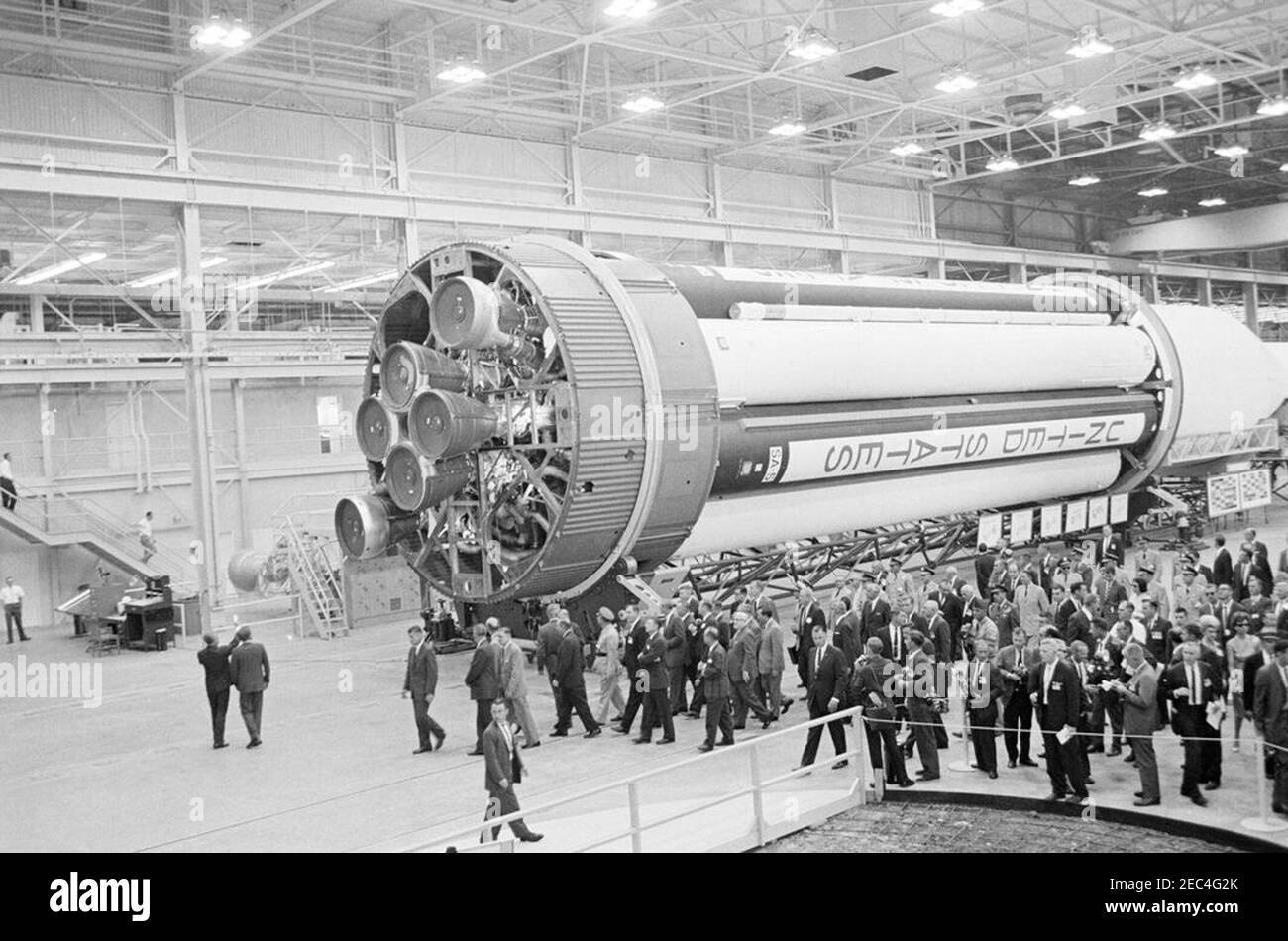 Visita delle installazioni della NASA: Huntsville Alabama, Redstone Army Airfield e George C. Marshall Space Flight Center, 9:35. Il presidente John F. Kennedy (in basso a sinistra, con ritorno alla fotocamera) vede il razzo Saturn C-1, durante un tour del George C. Marshall Space Flight Center (MSFC) all'Arsenal di Redstone, Huntsville, Alabama; il direttore del MSFC, il Dr. Wernher von Braun (ritorno alla fotocamera), informa il presidente Kennedy. Nella foto: Vice Presidente Lyndon B. Johnson; Amministratore della National Aeronautics and Space Administration (NASA), Dr. James E. Webb; Rappresentante Robert E. Jones (Alaba Foto Stock Visita delle installazioni della NASA: Huntsville Alabama, Redstone Army Airfield e George C. Marshall Space Flight Center, 9:35. Il presidente John F. Kennedy (in basso a sinistra, con ritorno alla fotocamera) vede il razzo Saturn C-1, durante un tour del George C. Marshall Space Flight Center (MSFC) all'Arsenal di Redstone, Huntsville, Alabama; il direttore del MSFC, il Dr. Wernher von Braun (ritorno alla fotocamera), informa il presidente Kennedy. Nella foto: Vice Presidente Lyndon B. Johnson; Amministratore della National Aeronautics and Space Administration (NASA), Dr. James E. Webb; Rappresentante Robert E. Jones (Alaba Foto Stock