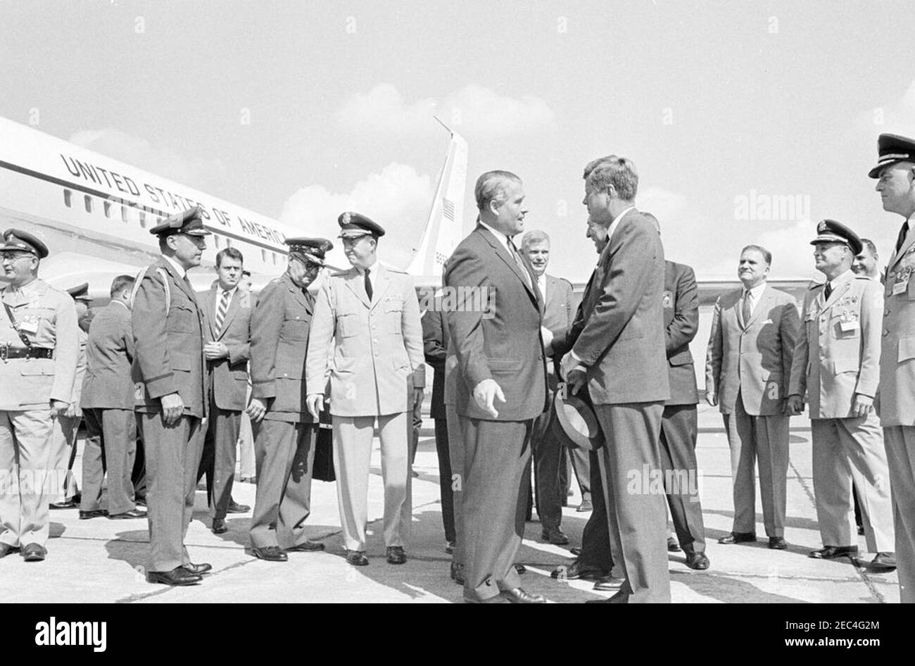 Visita delle installazioni della NASA: Huntsville Alabama, Redstone Army Airfield e George C. Marshall Space Flight Center, 9:35. Il presidente John F. Kennedy (cappello) parla con il direttore del George C. Marshall Space Flight Center (MSFC), Dr. Wernher von Braun (centro), dopo il suo arrivo al Redstone Army Airfield, Redstone Arsenal, Huntsville, Alabama. Da sinistra a destra: Ufficiale militare non identificato; Air Force Aide al presidente, Brigadier General Godfrey T. McHugh; Segretario dell'Esercito, Cyrus R. Vance; Capo di Stato maggiore dell'Aeronautica militare degli Stati Uniti, Curtis E. LeMay; Mili Foto Stock Visita delle installazioni della NASA: Huntsville Alabama, Redstone Army Airfield e George C. Marshall Space Flight Center, 9:35. Il presidente John F. Kennedy (cappello) parla con il direttore del George C. Marshall Space Flight Center (MSFC), Dr. Wernher von Braun (centro), dopo il suo arrivo al Redstone Army Airfield, Redstone Arsenal, Huntsville, Alabama. Da sinistra a destra: Ufficiale militare non identificato; Air Force Aide al presidente, Brigadier General Godfrey T. McHugh; Segretario dell'Esercito, Cyrus R. Vance; Capo di Stato maggiore dell'Aeronautica militare degli Stati Uniti, Curtis E. LeMay; Mili Foto Stock