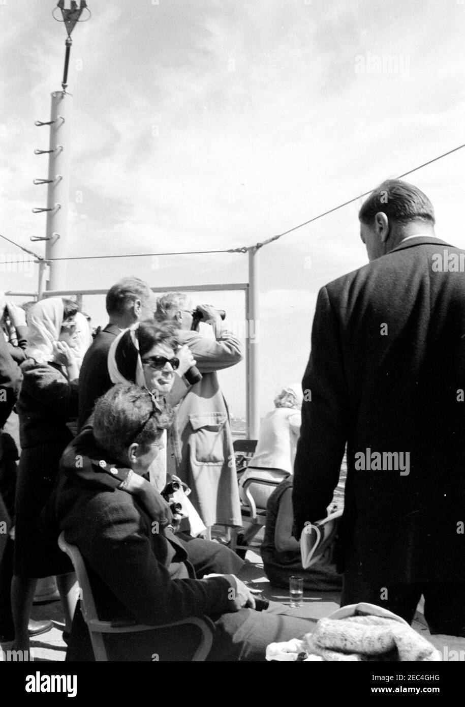 Il presidente Kennedy si accuda alla prima gara di Coppa Americau0027s. Il presidente John F. Kennedy e la First Lady Jacqueline Kennedy (entrambi seduti a sinistra) guardano la prima gara della Americau0027s Cup 1962 a bordo della USS Joseph P. Kennedy, Jr. Anche nella foto: Janet Auchincloss; ambasciatore degli Stati Uniti alle Nazioni Unite (ONU), Adlai Stevenson; Hugh D. Auchincloss; Barbara Mechem Smith, moglie del senatore Benjamin A. Smith II (Massachusetts); Franklin D. Roosevelt, Jr. Newport, Rhode Island. Foto Stock