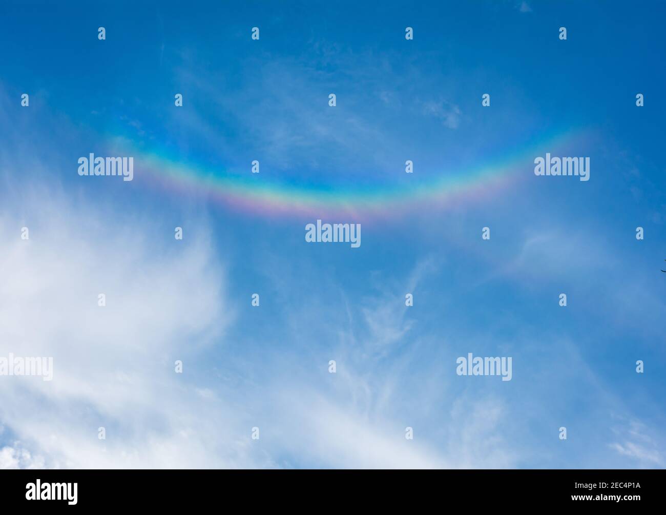 Cane da sole (Parhelion) il cielo sopra le mura del villaggio di Monteriggioni in provincia di Siena, Toscana - Italia Foto Stock