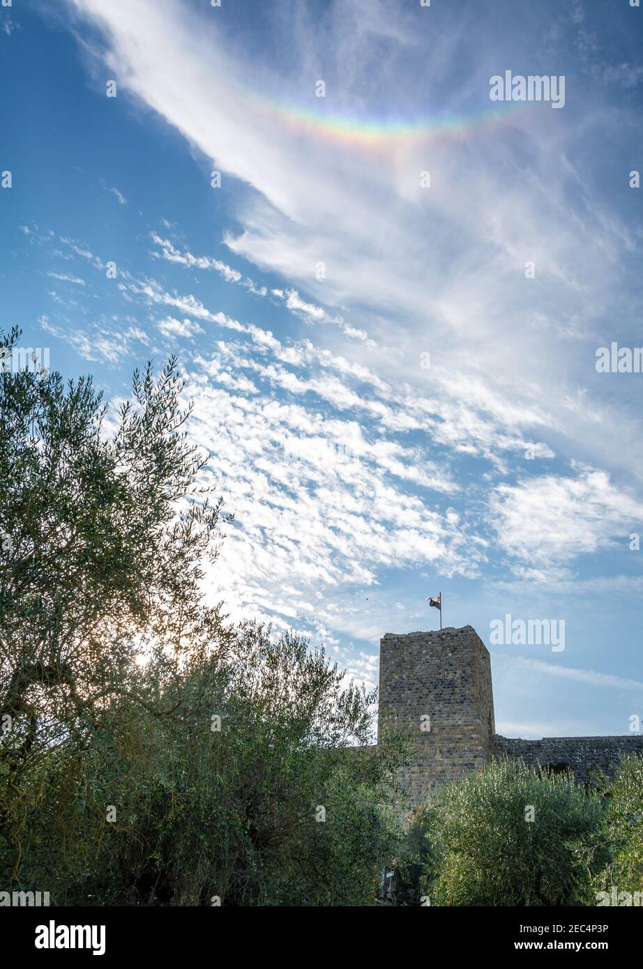 Cane da sole (Parhelion) il cielo sopra le mura del villaggio di Monteriggioni in provincia di Siena, Toscana - Italia Foto Stock