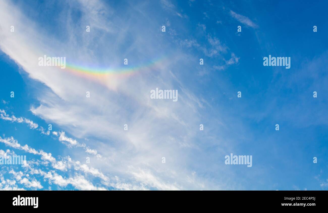Cane da sole (Parhelion) il cielo sopra le mura del villaggio di Monteriggioni in provincia di Siena, Toscana - Italia Foto Stock