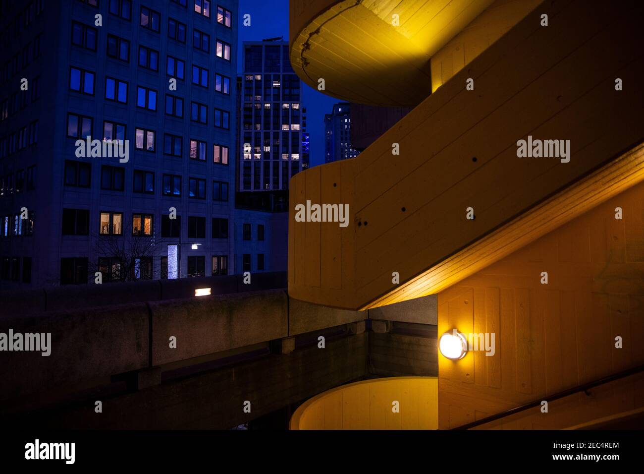 Colorata e tortuosa scala esterna in cemento al crepuscolo che conduce alla South Bank vicino al Fiume Tamigi, Londra, Inghilterra, Regno Unito Foto Stock