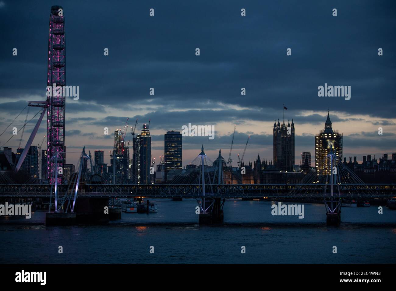 Vista dal ponte di Waterloo che si affaccia a ovest lungo il Tamigi verso il Parlamento al crepuscolo, Westminster, Londra, Inghilterra, Regno Unito Foto Stock