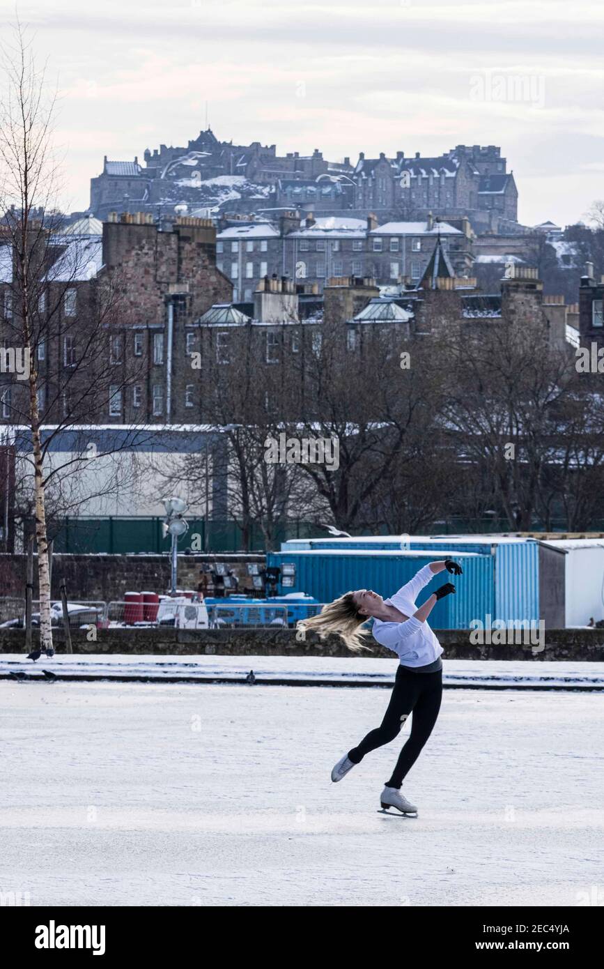 Edimburgo, Regno Unito. 13 febbraio, 2021 nella foto: Skater, Amber Jamieson esegue trucchi sotto il Castello di Edimburgo sul Inverleith Boating Pond che si è congelato. Credit: Notizie dal vivo su Rich Dyson/Alamy Foto Stock