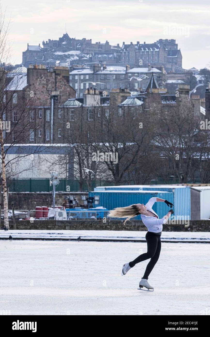 Edimburgo, Regno Unito. 13 febbraio, 2021 nella foto: Skater, Amber Jamieson esegue trucchi sotto il Castello di Edimburgo sul Inverleith Boating Pond che si è congelato. Credit: Notizie dal vivo su Rich Dyson/Alamy Foto Stock