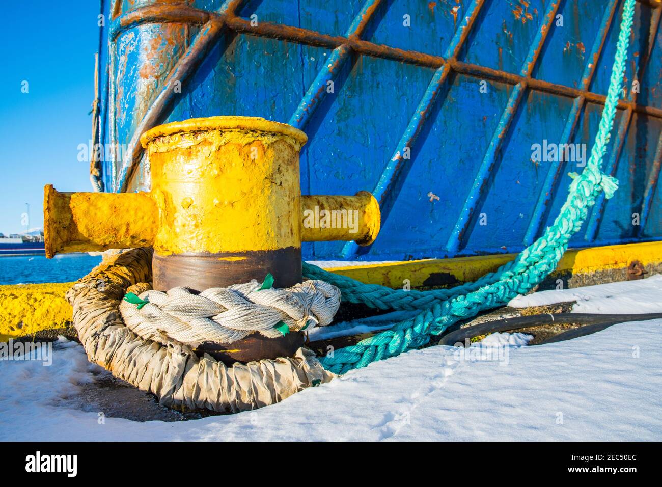 corda da una nave intorno a un bollard sul molo del porto Foto Stock