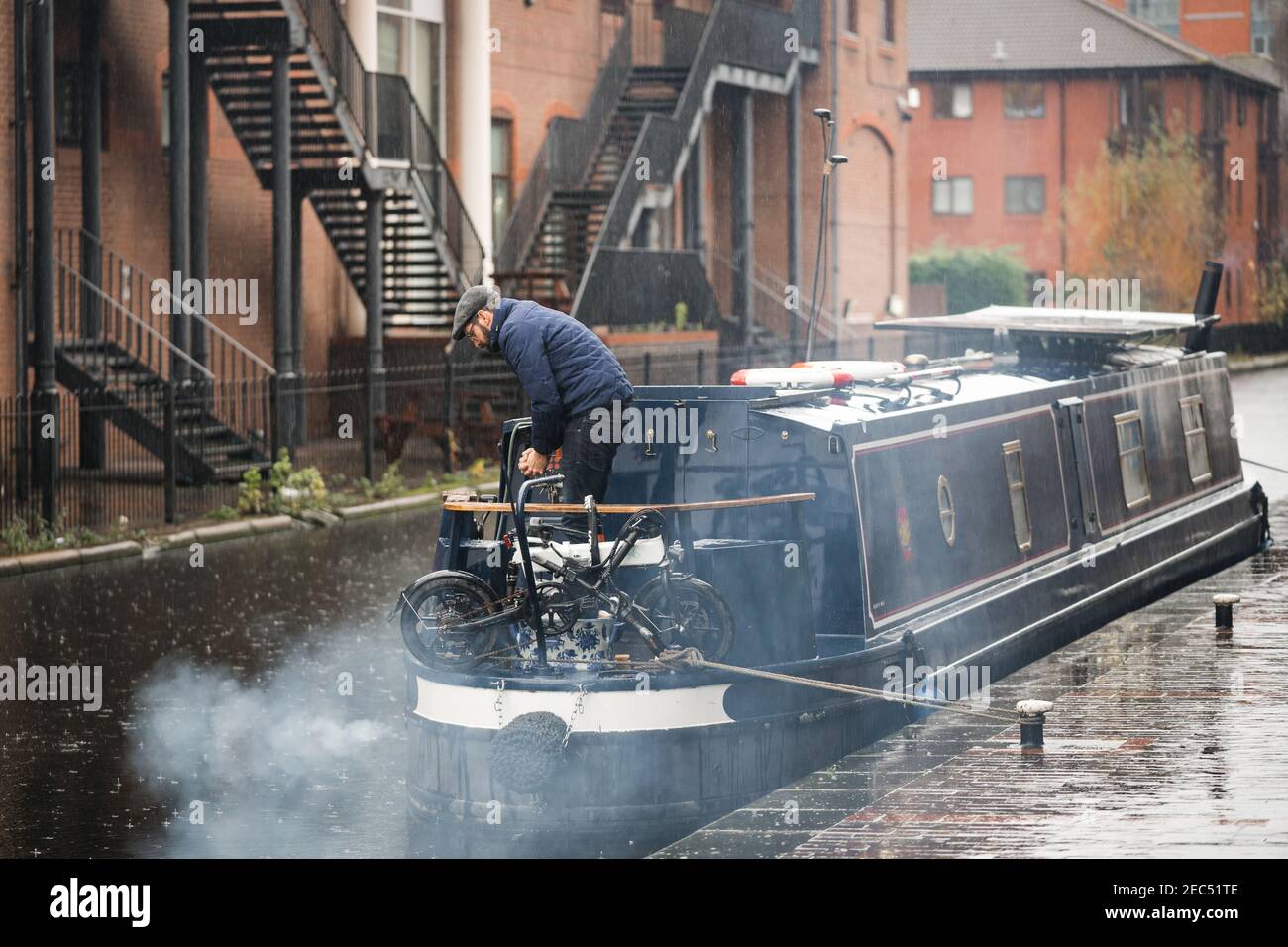 Birmingham Canal Basin Vecchio tradizionale canale barca chiatta motore di avviamento Lungo il tranquillo e stretto canale navigabile delle palangari nel centro della città di West Midlands Wharfside Foto Stock