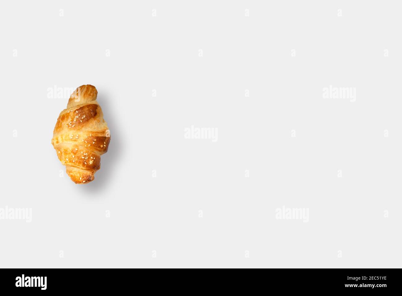 Croissant francese su sfondo chiaro Foto Stock