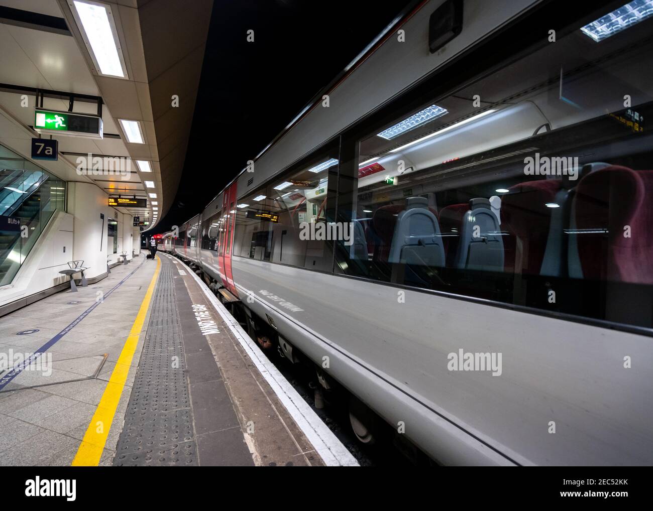 Birmingham Grand Central Station Interior pendolari grandangolari in attesa di stazionario treno per lasciare la piattaforma vuota del moderno futuristico centro della città Foto Stock